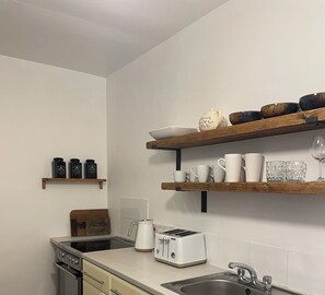 Fridge, oven, stovetop, coffee/tea maker