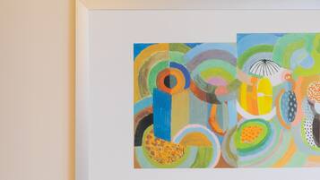 Une peinture abstraite encadrée, aux couleurs vives et aux motifs circulaires.