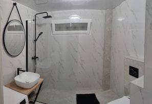 Căn hộ, 1 giường cỡ queen và sofa giường | Phòng tắm | Buồng tắm vòi sen, máy sấy tóc, khăn tắm