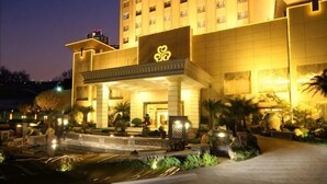 Un hotel con una entrada destacada, una amplia fachada y un exterior bien iluminado.