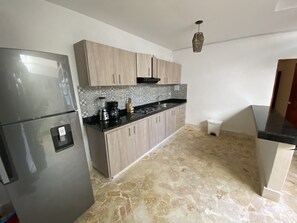 Refrigerador, microondas, horno y parrilla de estufa 