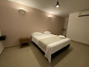 5 bedrooms, in-room safe, iron/ironing board, free WiFi - Casa Moneda 5br old City AC Picusi (Bolívar)