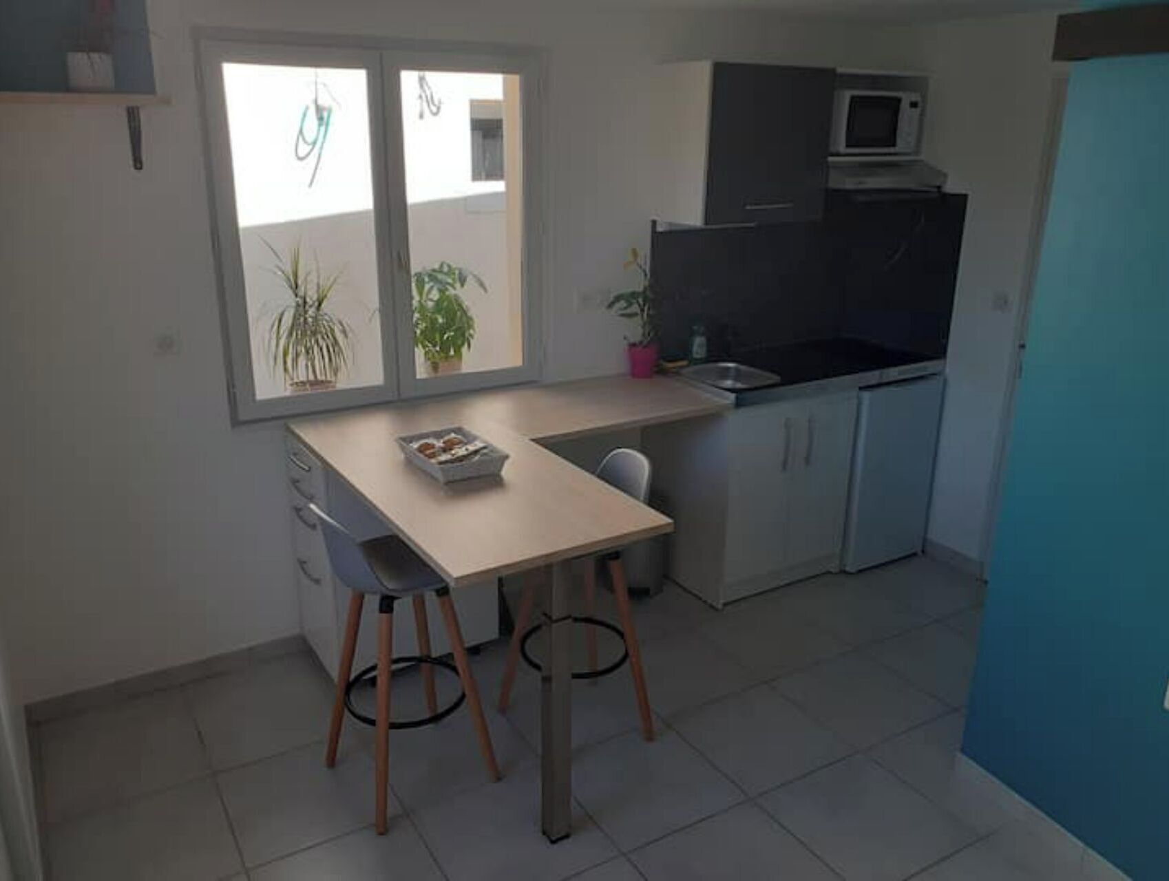 Kylskåp, mikrovågsugn, spishäll och kaffe- och tebryggare