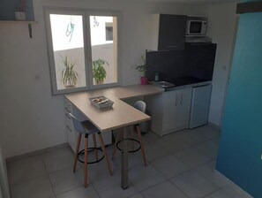 Kylskåp, mikrovågsugn, spishäll och kaffe- och tebryggare