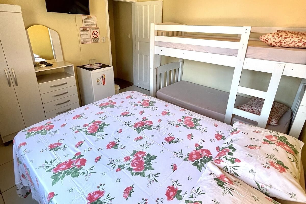 Habitación cuádruple | Tabla de planchar con plancha y wifi gratis