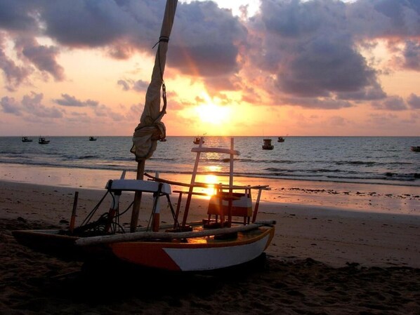 Beach nearby, white sand, 15 beach bars
