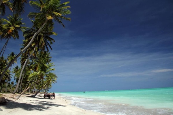 Beach nearby, white sand, 15 beach bars