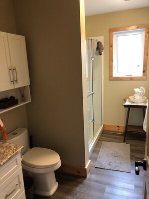 Dusche, Handtücher, Seife, Toilettenpapier