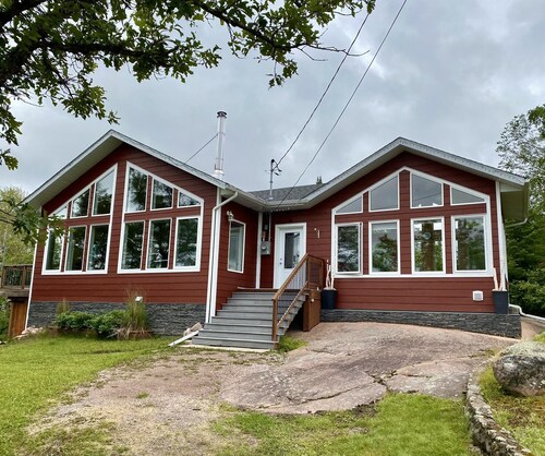 Twin Peaks Retreat- Cozy all-season cottage at beautiful Big Whiteshell Lake!