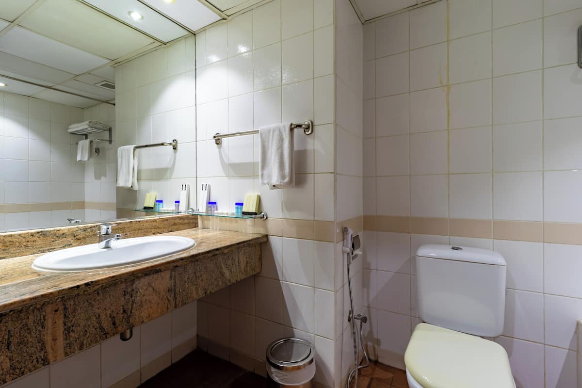 Standard Room | Bathroom | Bathtub, free toiletries, hair dryer, slippers
