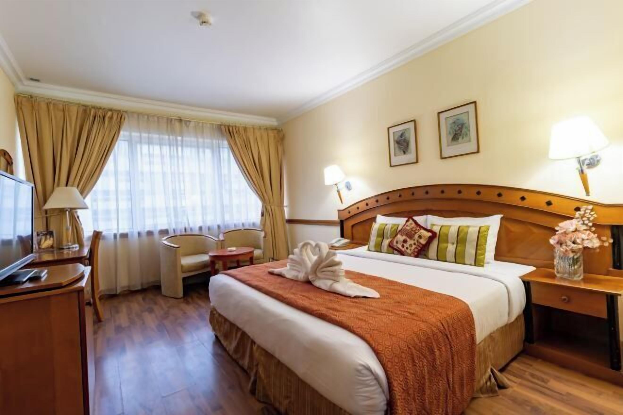 ピロートップベッド、ミニバー、セーフティボックス (室内)、デスク