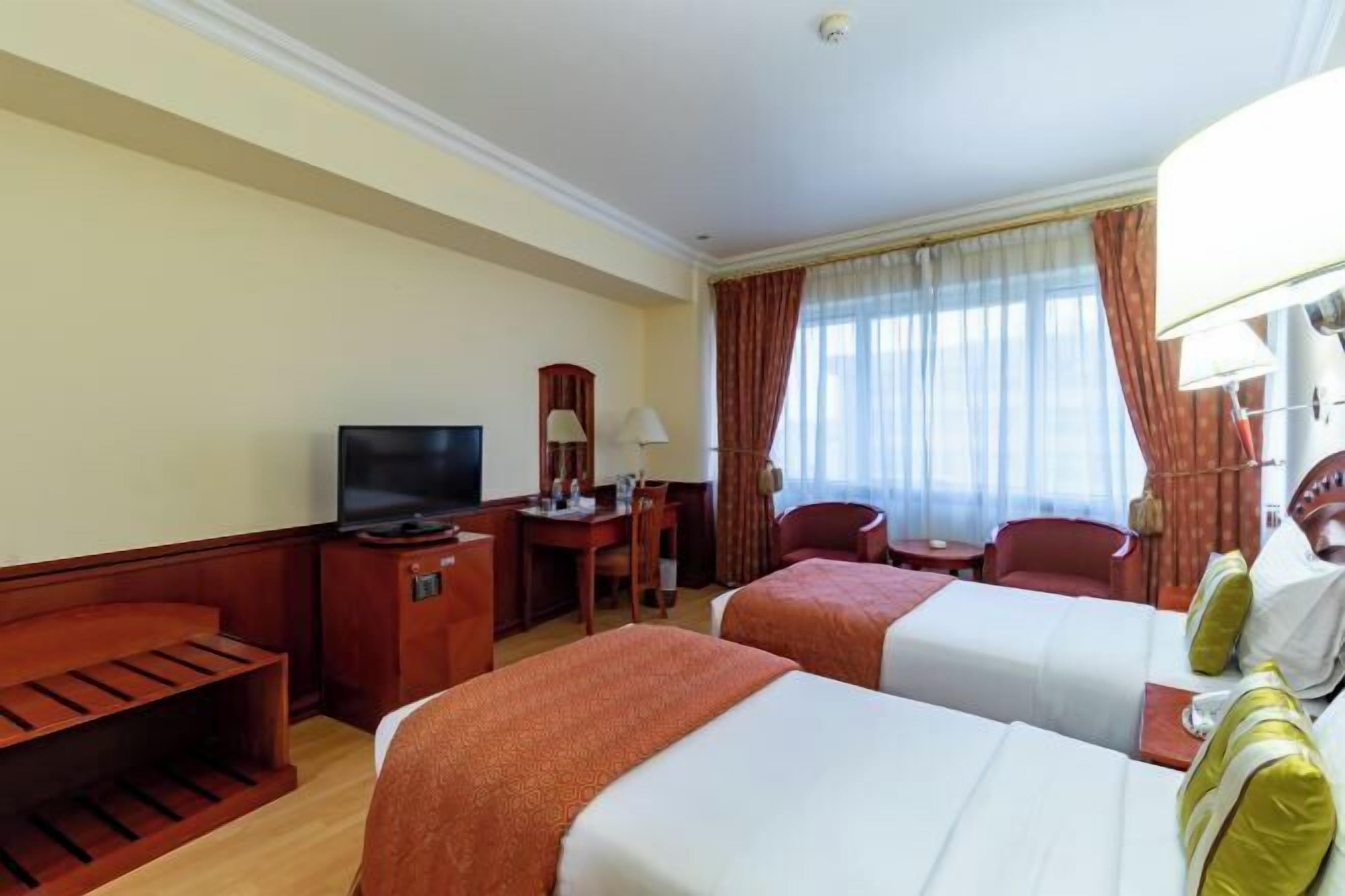 ピロートップベッド、ミニバー、セーフティボックス (室内)、デスク