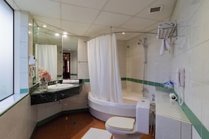 Signature Suite | Bathroom | Bathtub, free toiletries, hair dryer, slippers