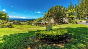 Un complexe hôtelier bien entretenu, doté de villas, d’une végétation luxuriante et offrant une vue dégagée sur l’océan.