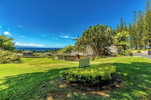 Ein gepflegtes Resort mit Villen, üppigem Grün und freiem Blick auf den Ozean.