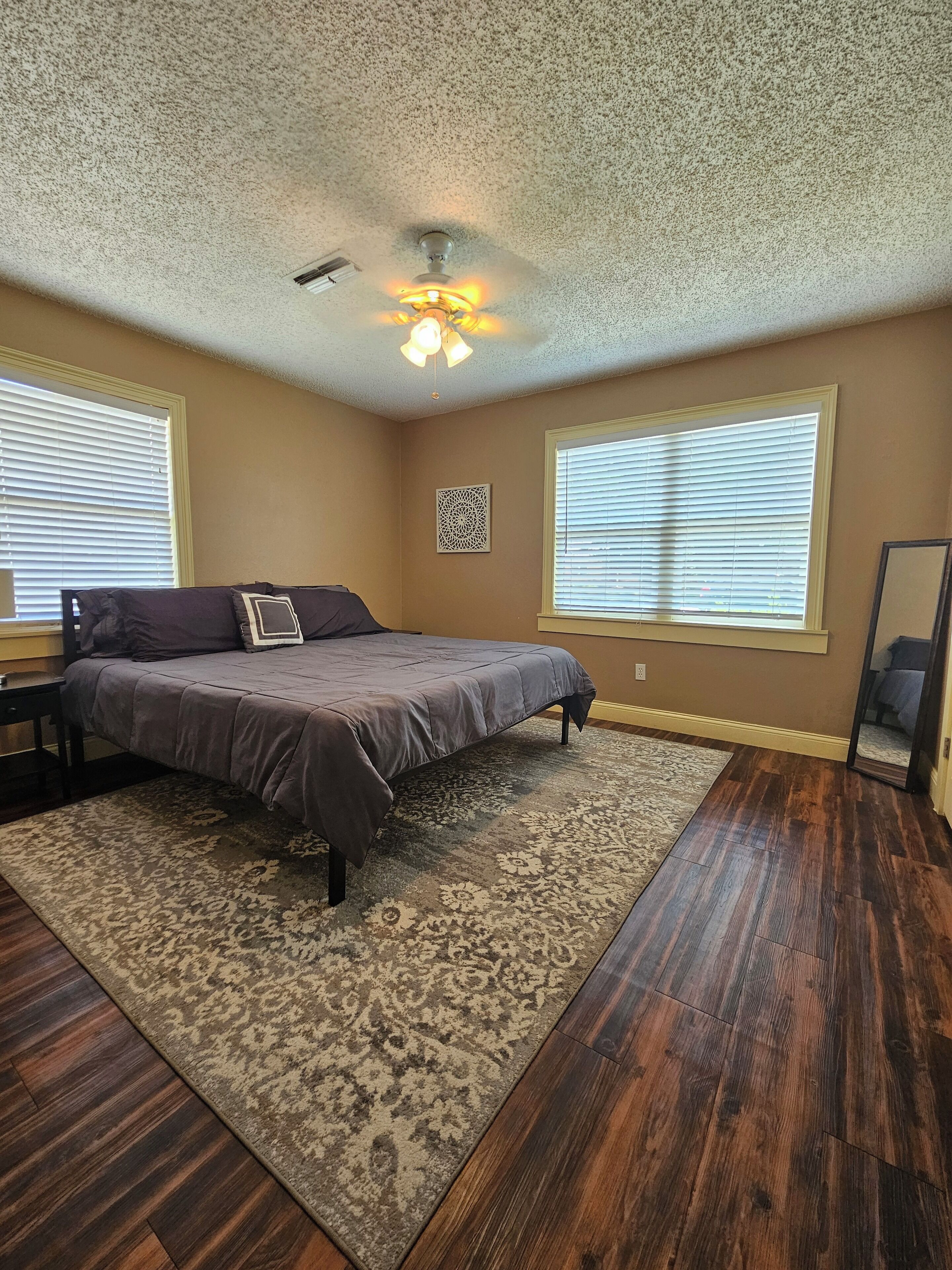 2 habitaciones, tabla de planchar con plancha y wifi gratis 