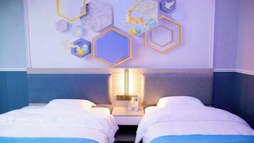 Et hotelværelse med to senge, en vægmonteret lampe og dekorativ hexagon-vægkunst.