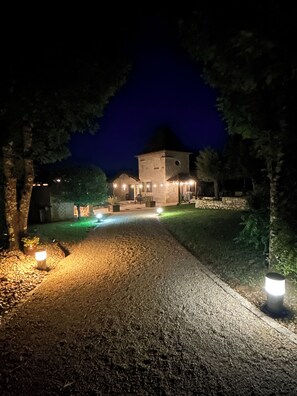 Exterior - Typical house with dovecote, swimming pool, summer kitchen, close to vineyards (Courrech, GREZELS)