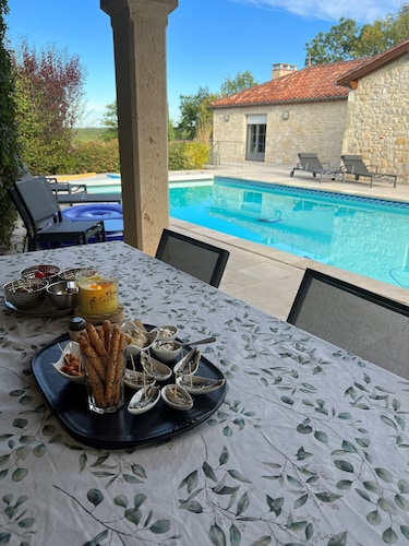 Maison typique avec Pigeonnier, piscine,  cuisine d'été,  à proximité des vignes
