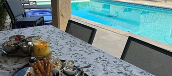 Typical house with dovecote, swimming pool, summer kitchen, close to vineyards