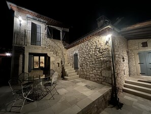 Outdoor dining - Typical house with dovecote, swimming pool, summer kitchen, close to vineyards (Courrech, GREZELS)