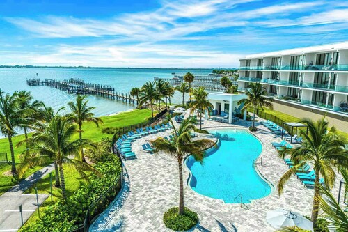 Sunshine Shores | Beach-facing Stunner w/ Sunny PVT Pool, Fairytale BR, Karaoke
