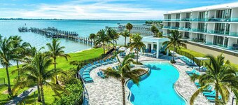 Sunshine Shores | Beach-facing Stunner w/ Sunny PVT Pool, Fairytale BR, Karaoke