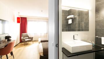 Deluxe Twin Room, 2 Twin Beds | In-room safe, desk, free WiFi, bed sheets