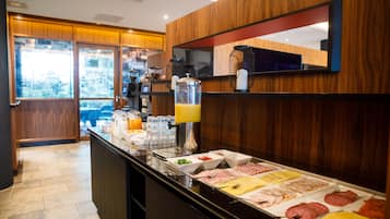 Dagelijks continentaal ontbijt (EUR 18.25 per persoon)
