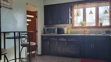 Køleskab, mikrobølgeovn, ovn, kogeplade