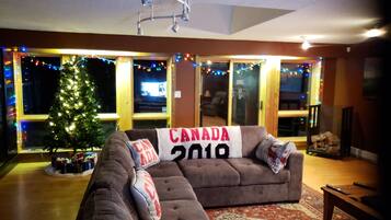 Smart TV, lareira, DVD player, pebolim