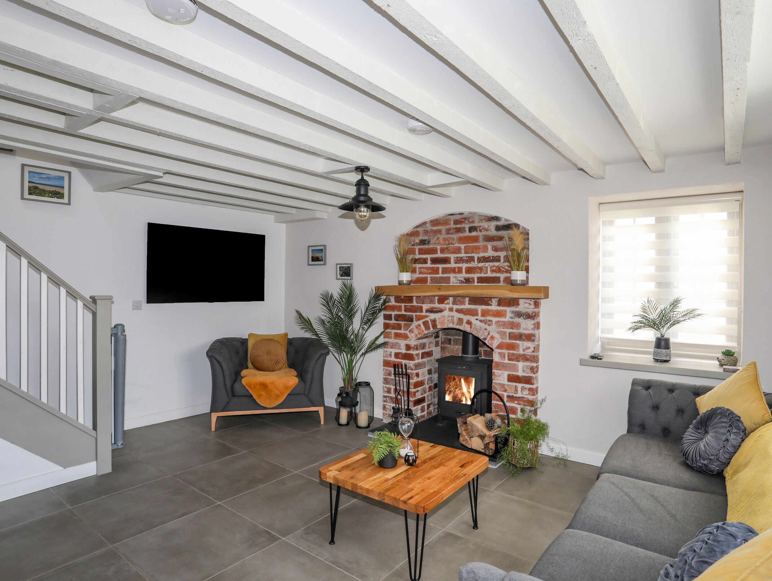 TV, fireplace