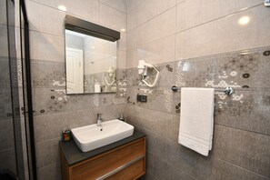 스탠다드 아파트 | 욕실 | 헤어드라이어, 타월, 화장지