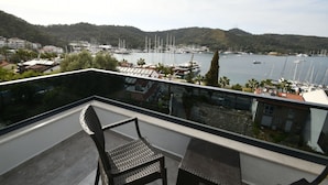 A balcony with a view of a marina and hills. - DUYGU APART (Fethiye)