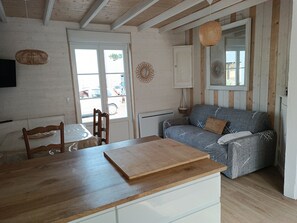 Télévision, lecteur de DVD, livres