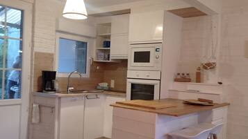 Réfrigérateur, micro-ondes, four, plaque de cuisson