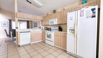 House, 4 Bedrooms | Private kitchen