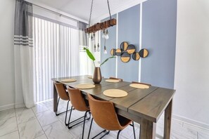 Townhouse, 4 kamar tidur | Dapur pribadi | Kompor, mesin pembuat kopi/teh, ketel listrik, dan pemanggang roti