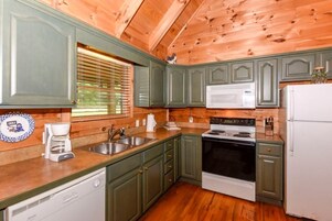 Cabin, 2 Bedrooms | Private kitchen | Fridge, oven, coffee/tea maker, toaster