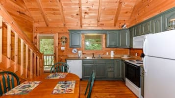 Cabana, 2 dormitoris | Cuina privada | Frigorífic, forn, cafetera i tetera i torradora