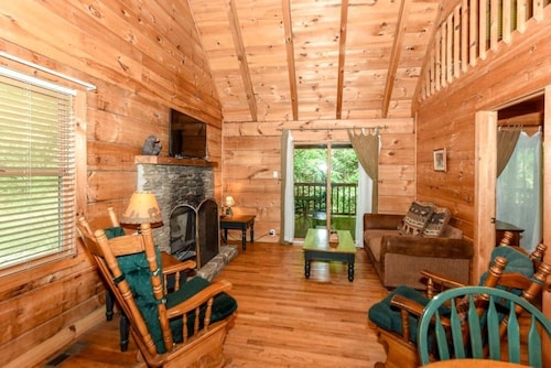 Creekside 2 Bedroom Cabin by RedAwning