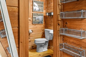Cabin, 2 Bedrooms | Bathroom | Towels