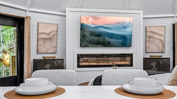 House, 1 Bedroom | Dining
