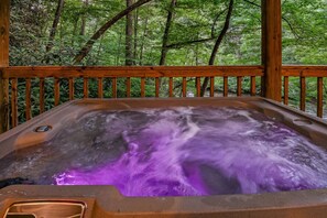 Outdoor spa tub - Dream Catcher 1 Bedroom Home by RedAwning (Townsend)