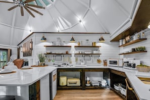 House, 1 Bedroom | Private kitchen | Fridge, oven, coffee/tea maker, toaster