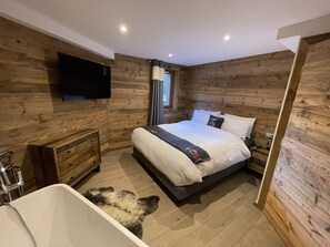 6 habitaciones, tabla de planchar con plancha y cuna de viaje 