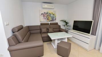 Appartamento Luxury | Area soggiorno | Smart TV 3 pollici con canali digitali, TV