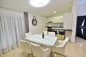 Luxury Condo | In-room dining - Apartments Sana (Vir)