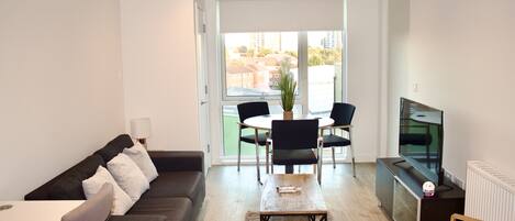 Apartment, 1 Queen Bed | Living room