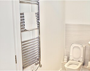 Apartment, 1 Queen Bed | Bathroom | Separate tub and shower, deep soaking tub, hair dryer, towels